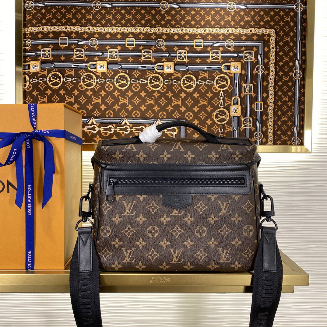 LV MESSENGER BAG