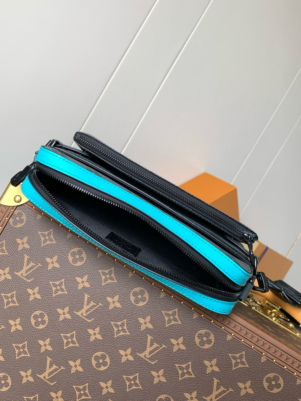 LV MESSENGER BAG