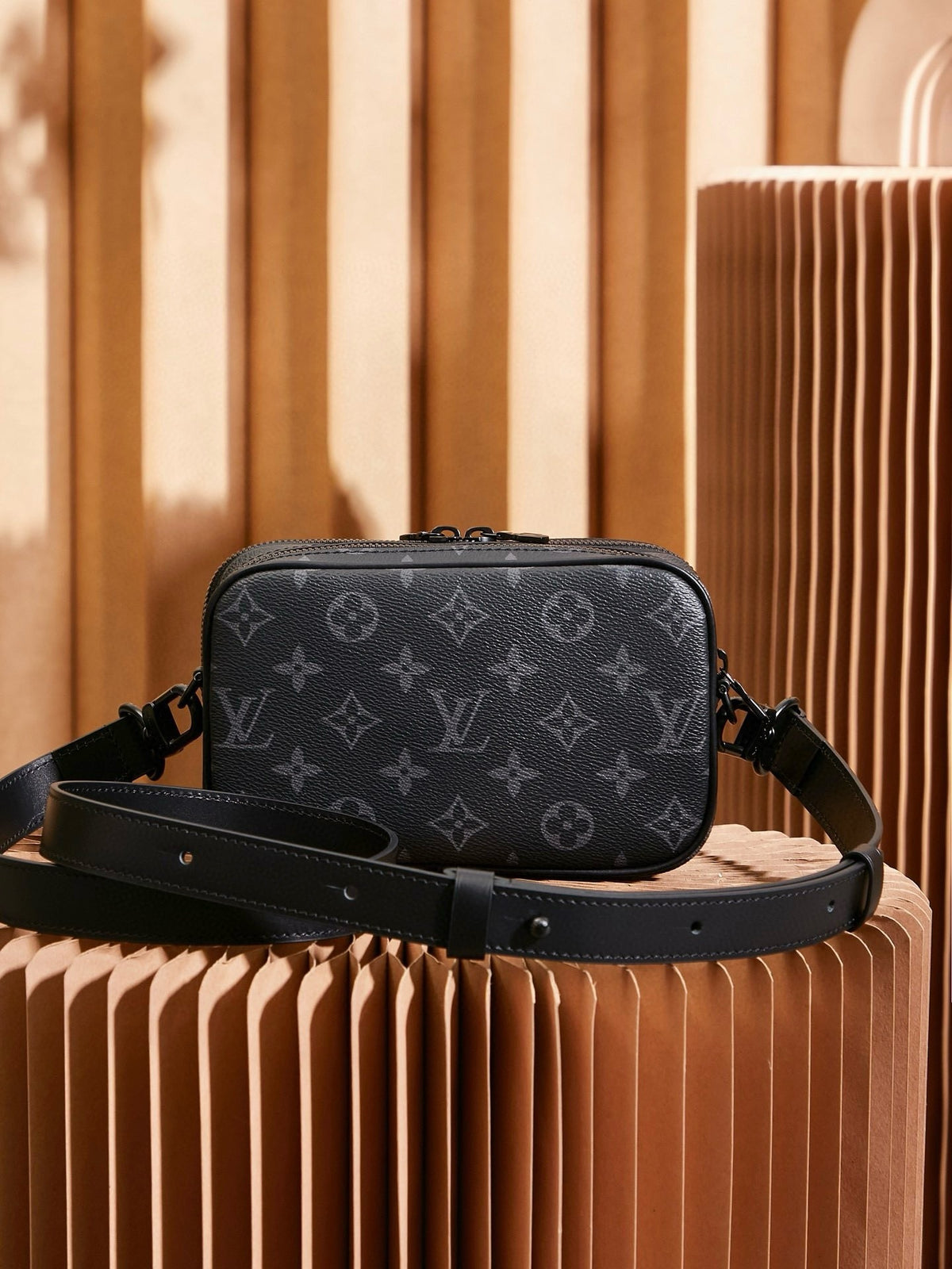 LV MESSENGER BAG