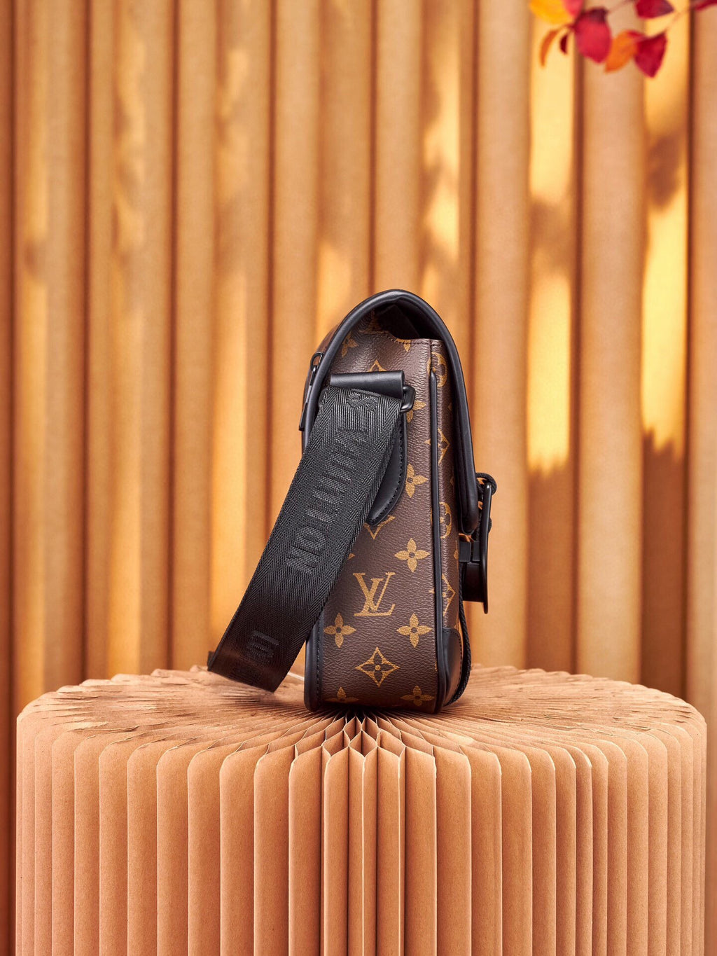 LV MESSENGER BAG