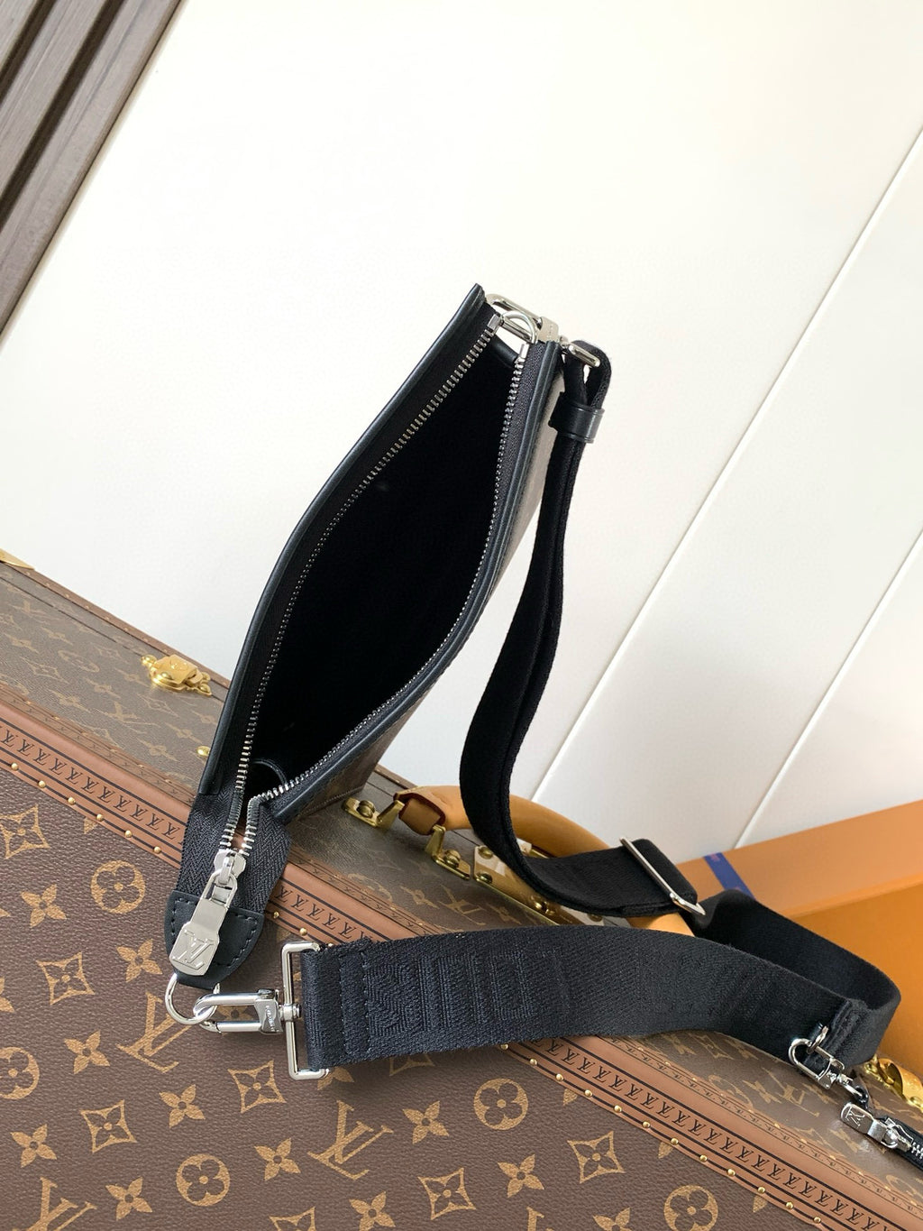 LV MESSENGER BAG