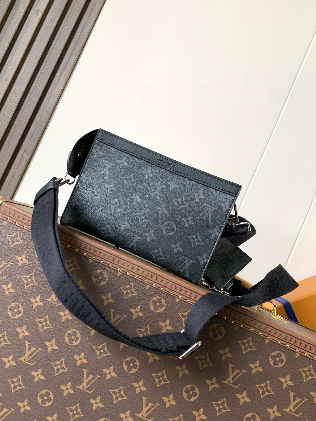 LV MESSENGER BAG