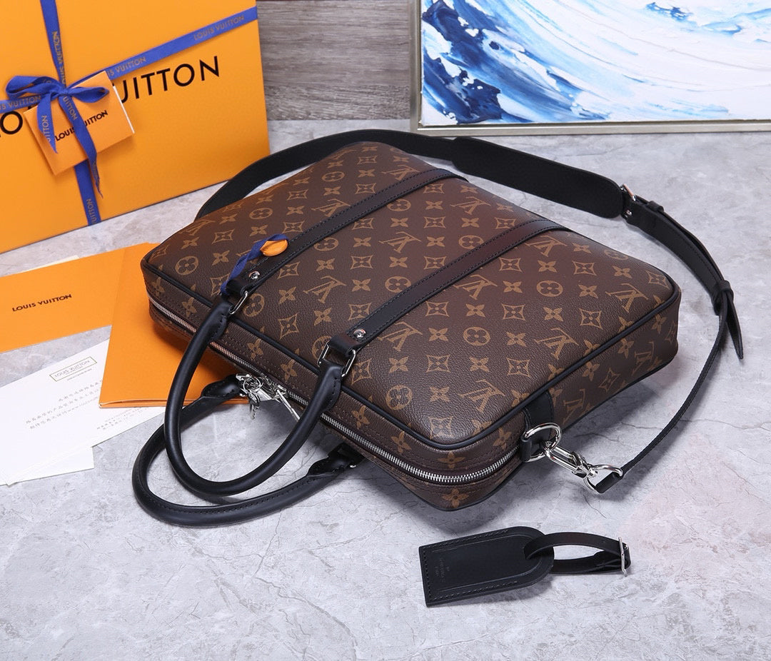 LV MESSENGER BAG