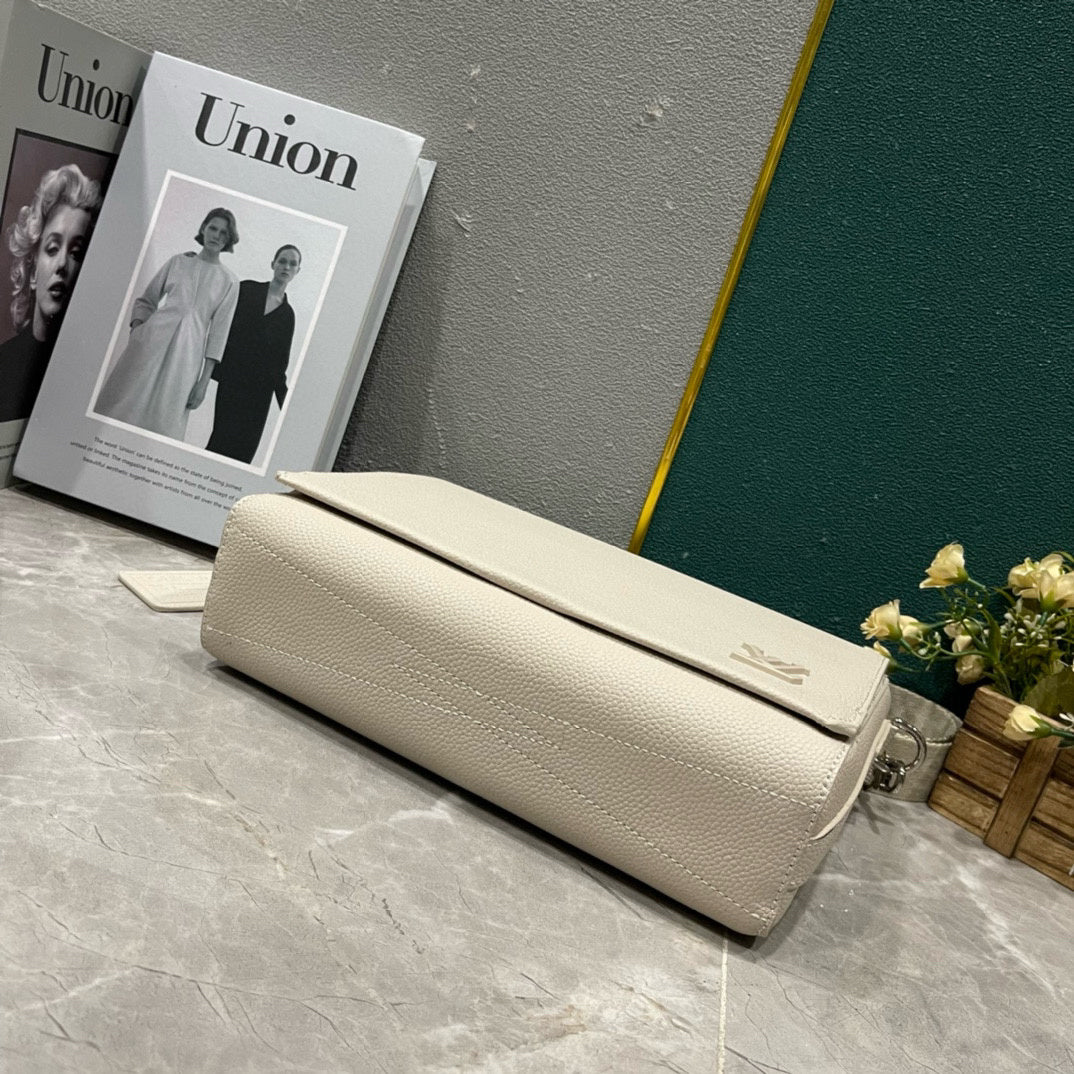LV MESSENGER BAG