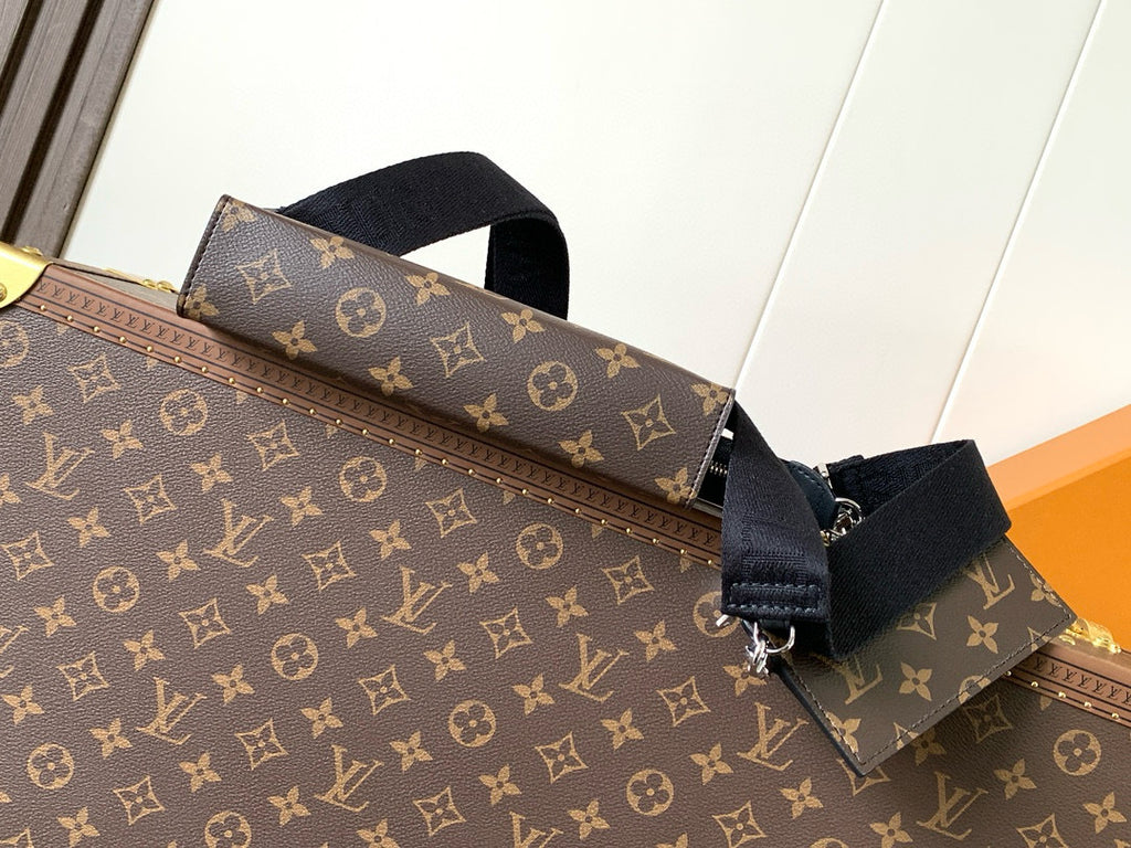LV MESSENGER BAG