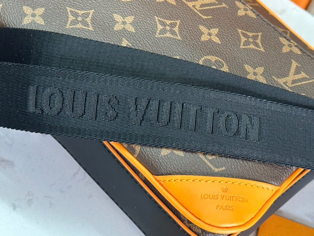 LV MESSENGER BAG