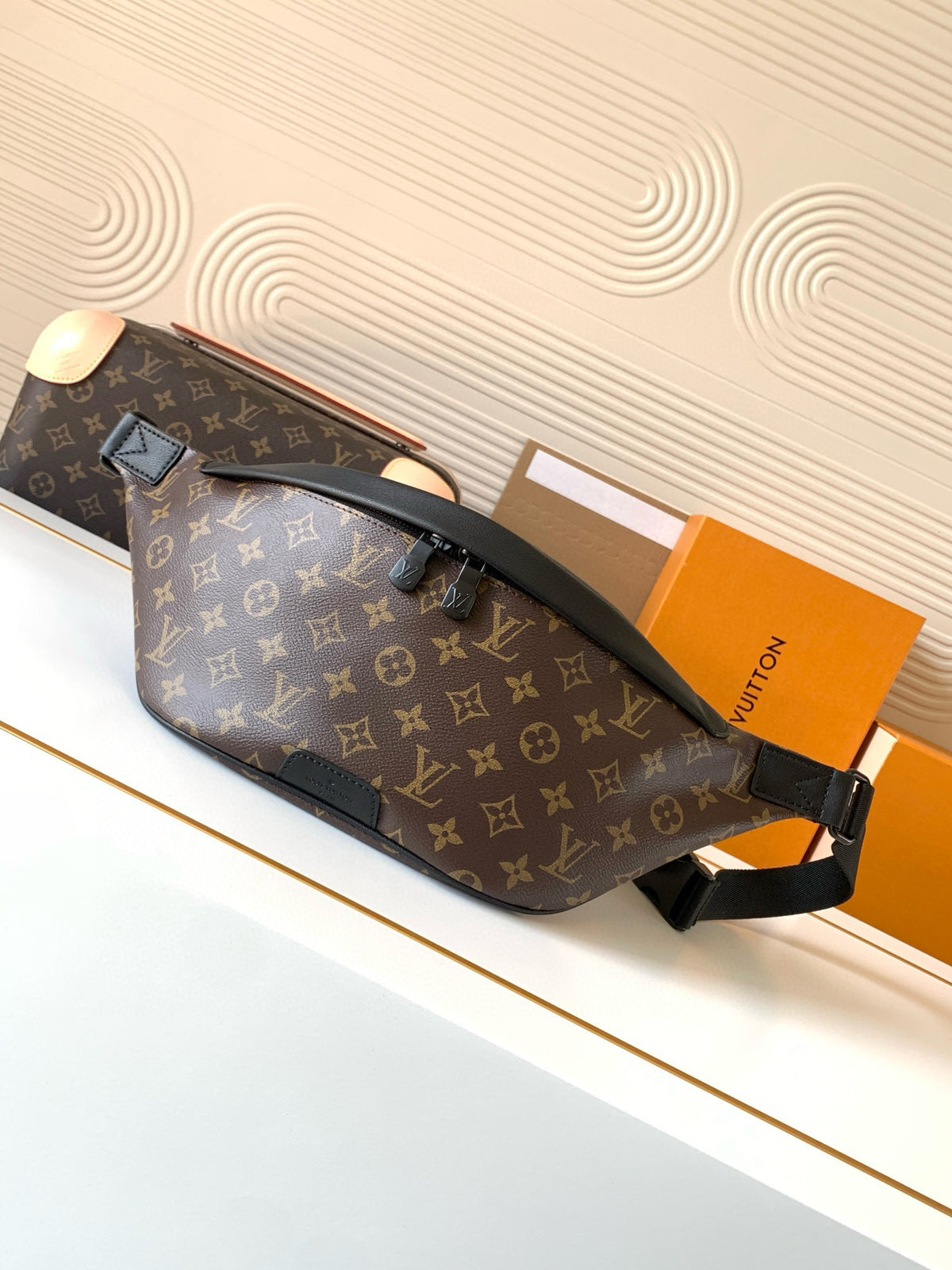 LV MESSENGER BAG