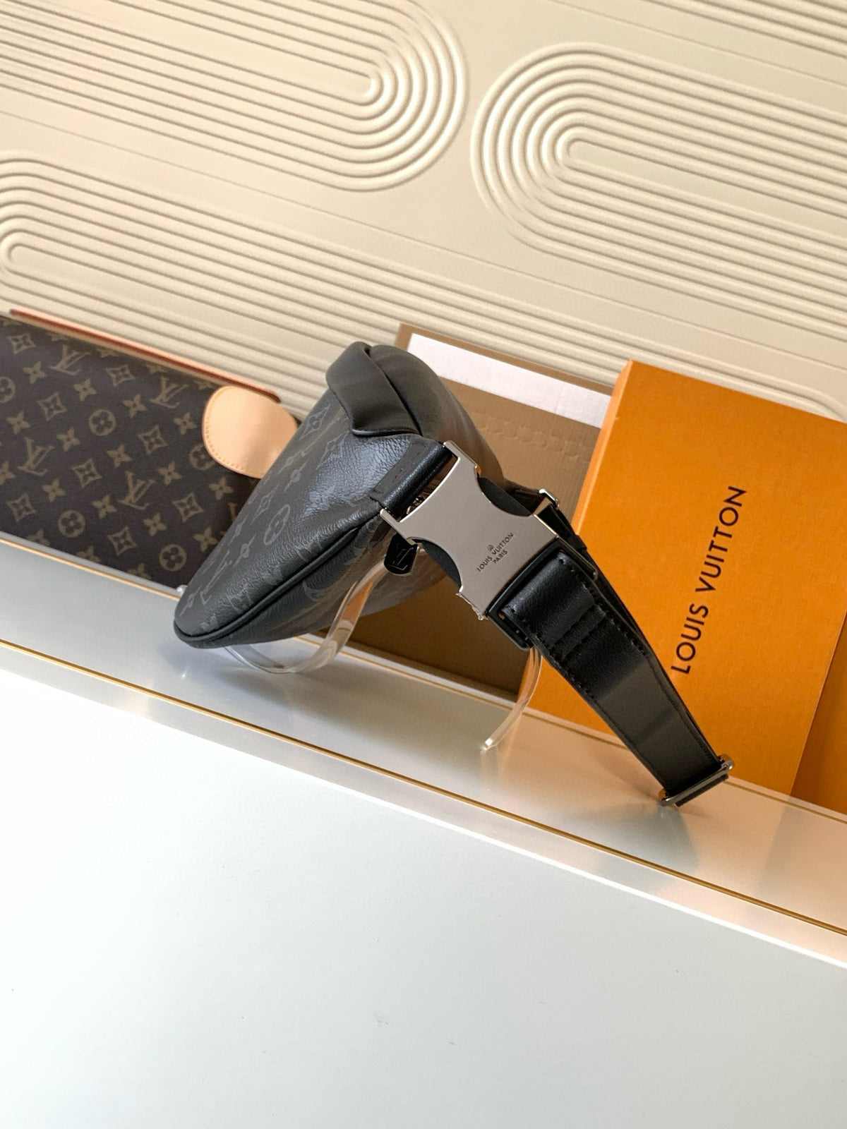 LV MESSENGER BAG