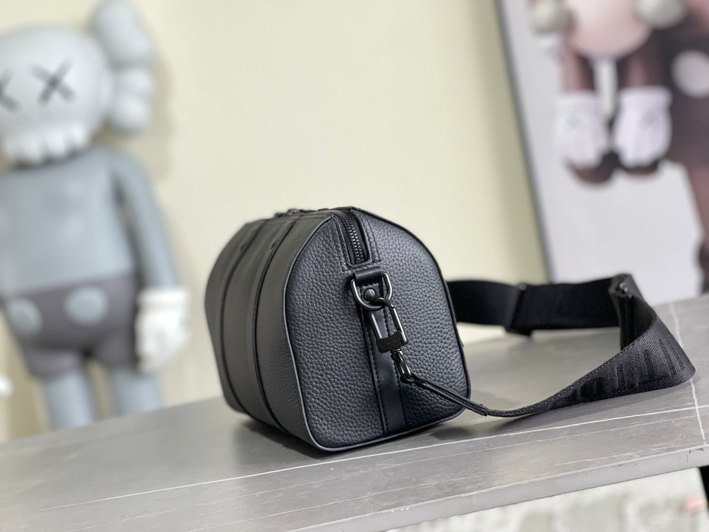 LV MESSENGER BAG