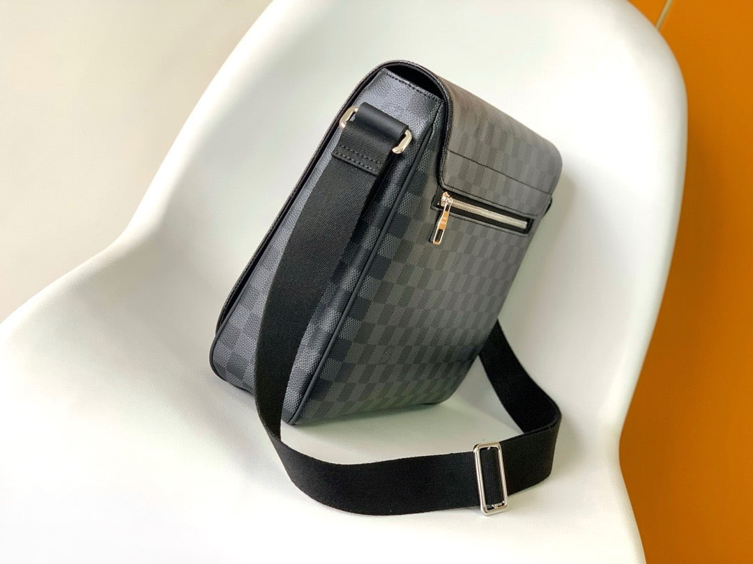 LV MESSENGER BAG