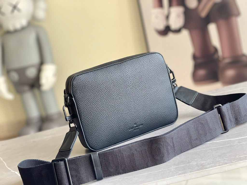LV MESSENGER BAG