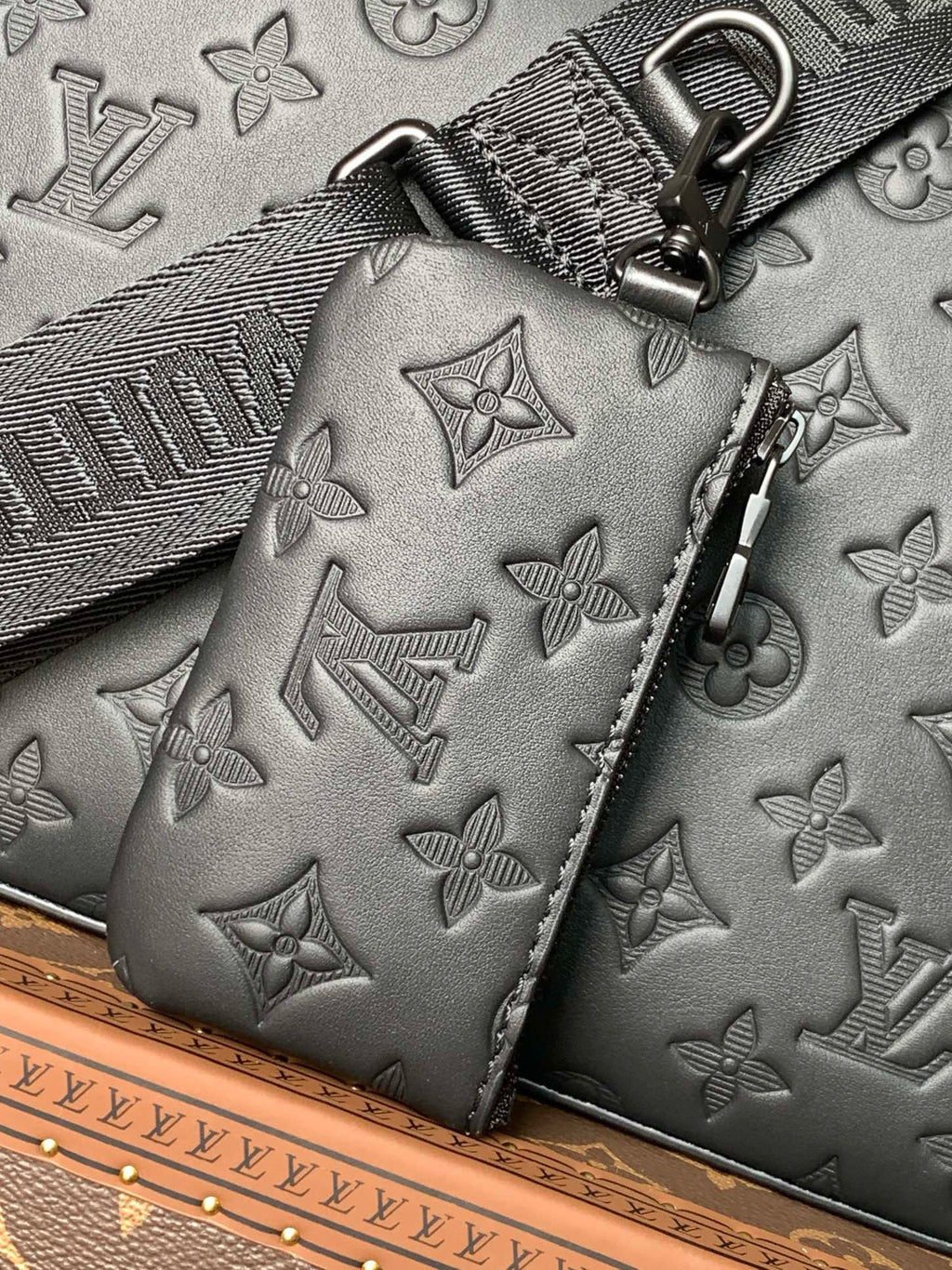 LV MESSENGER BAG