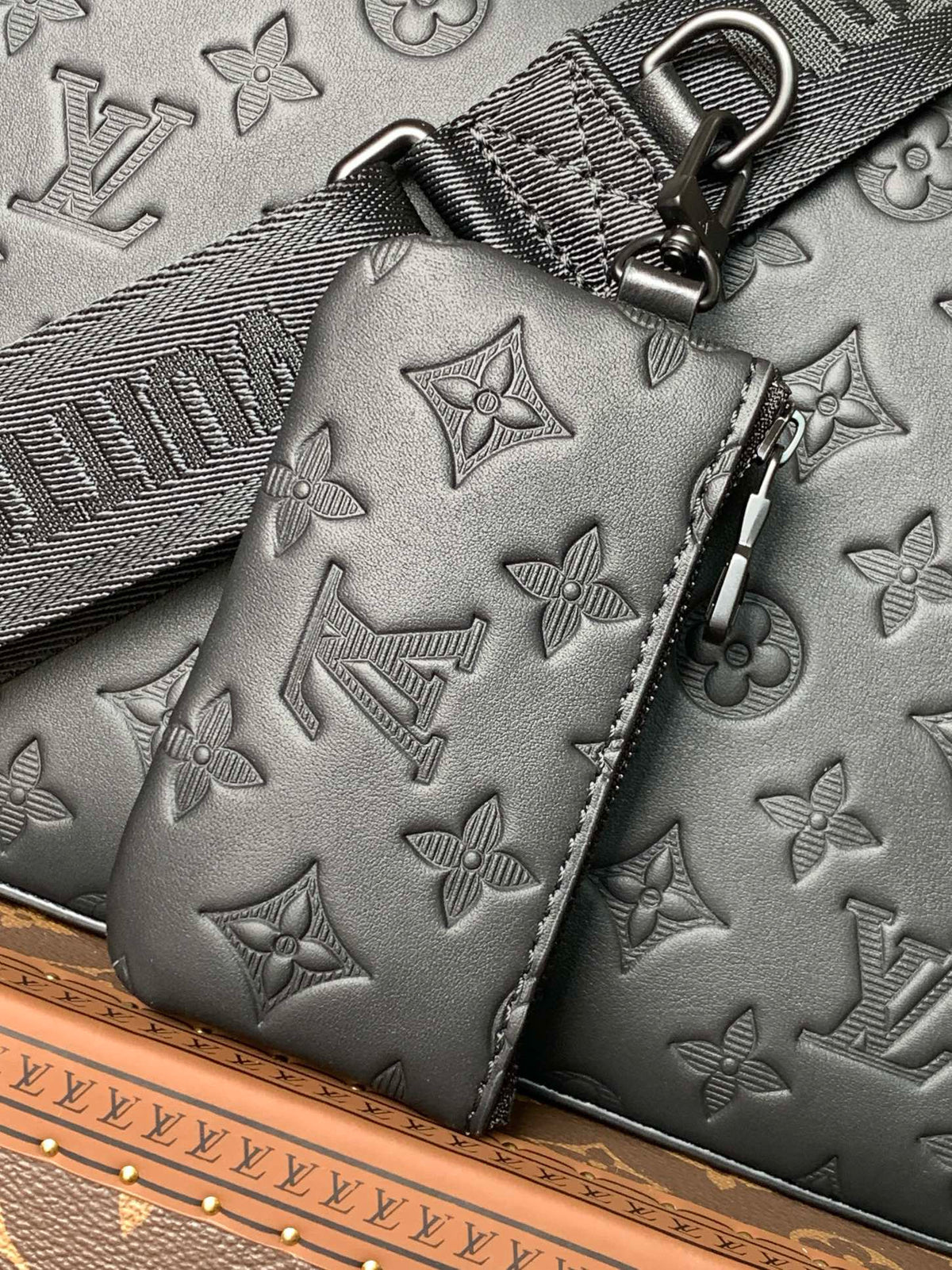 LV MESSENGER BAG