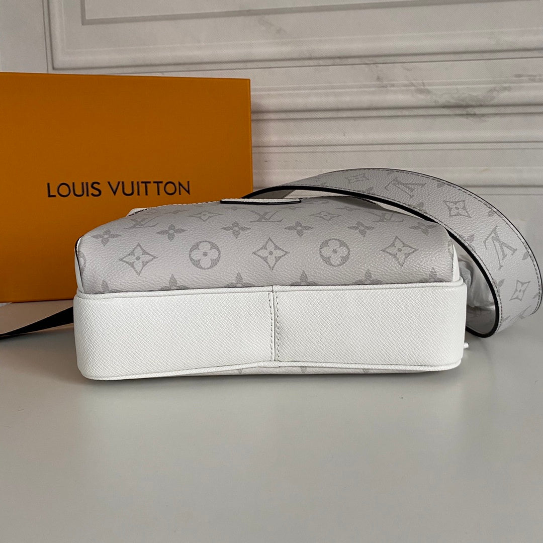 LV MESSENGER BAG