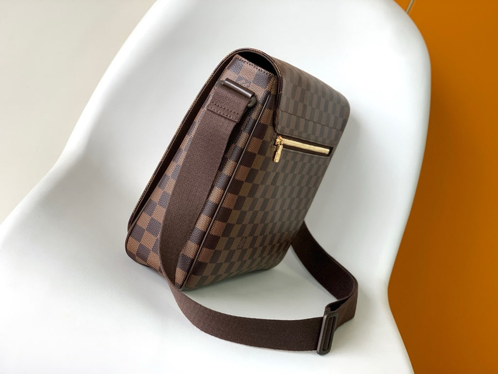 LV MESSENGER BAG