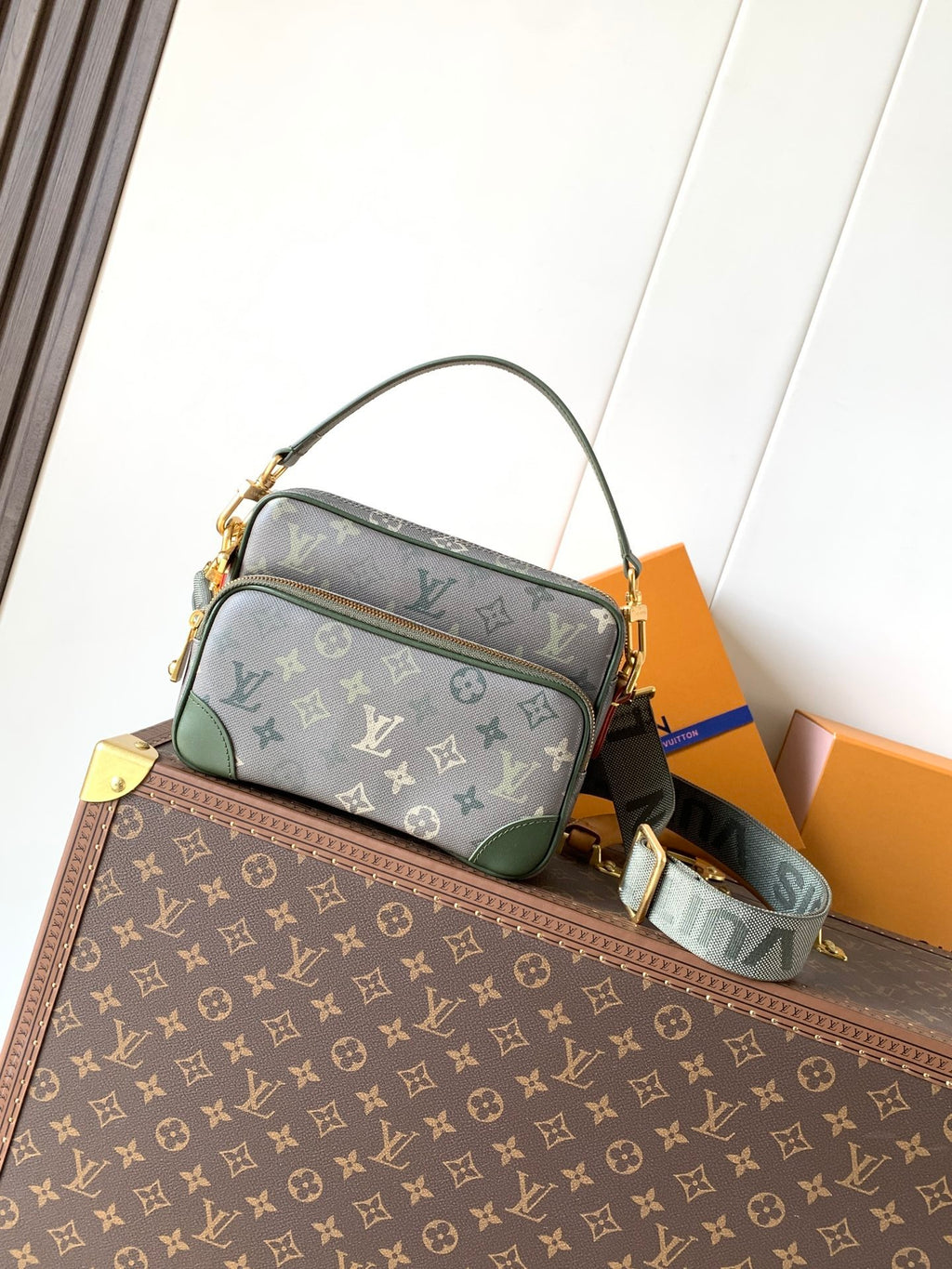 LV MESSENGER BAG