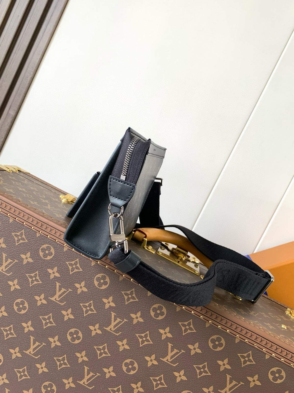 LV MESSENGER BAG