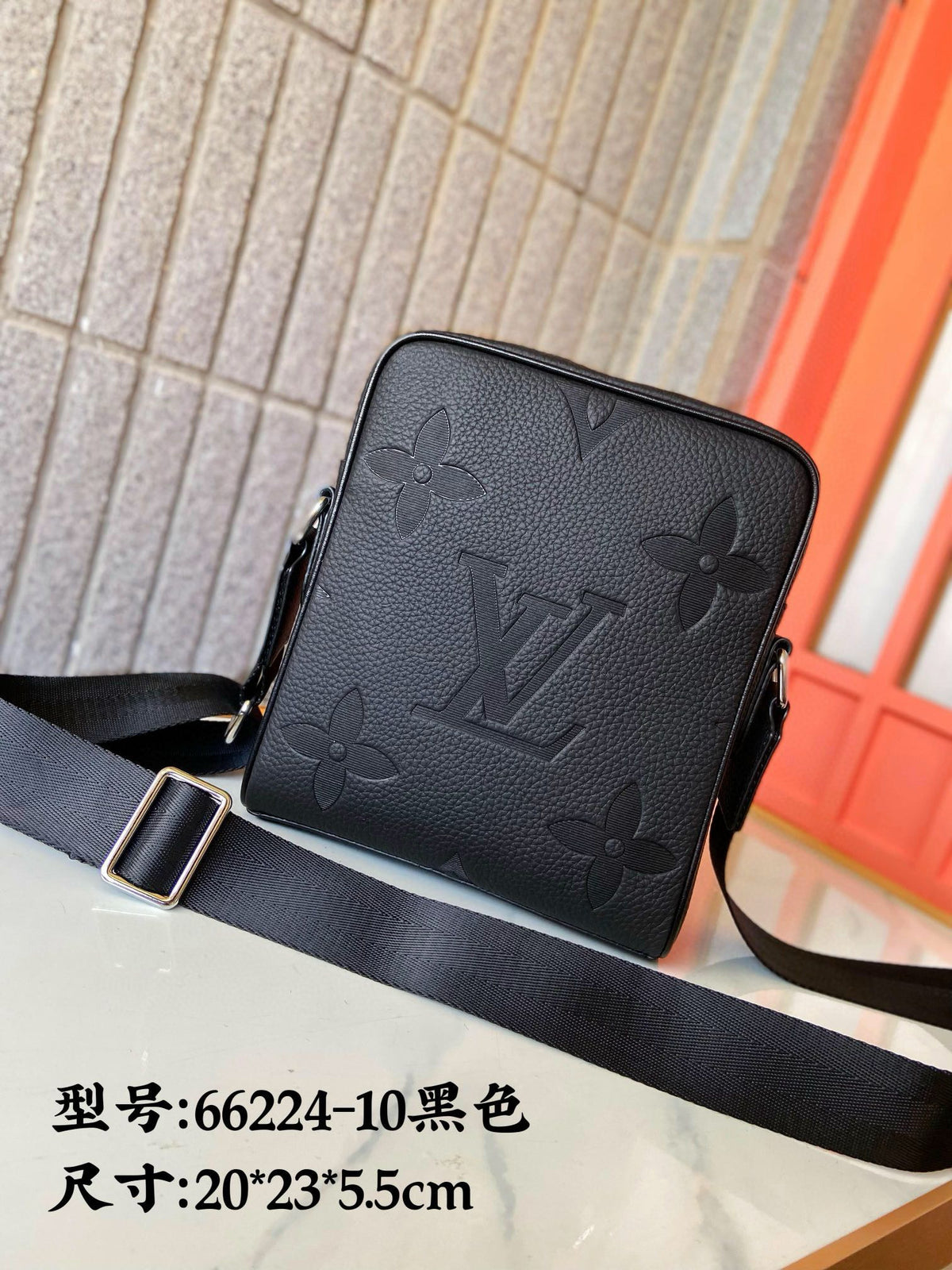 LV MESSENGER BAG