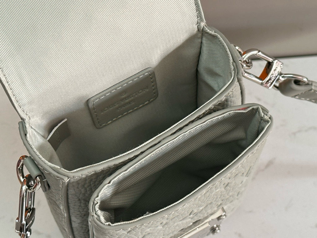 LV MESSENGER BAG
