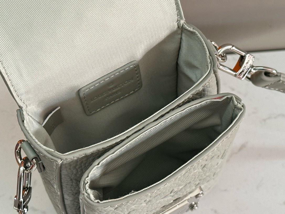LV MESSENGER BAG