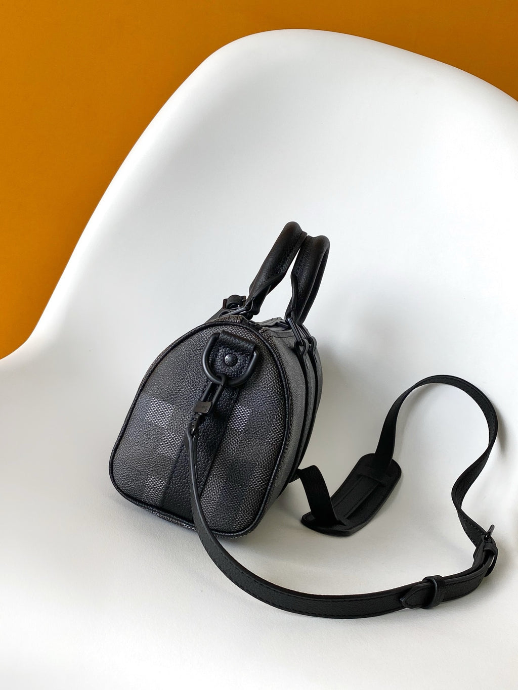 LV MESSENGER BAG