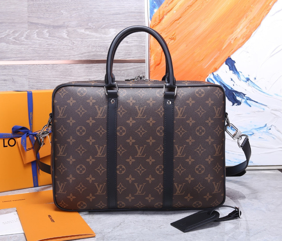 LV MESSENGER BAG