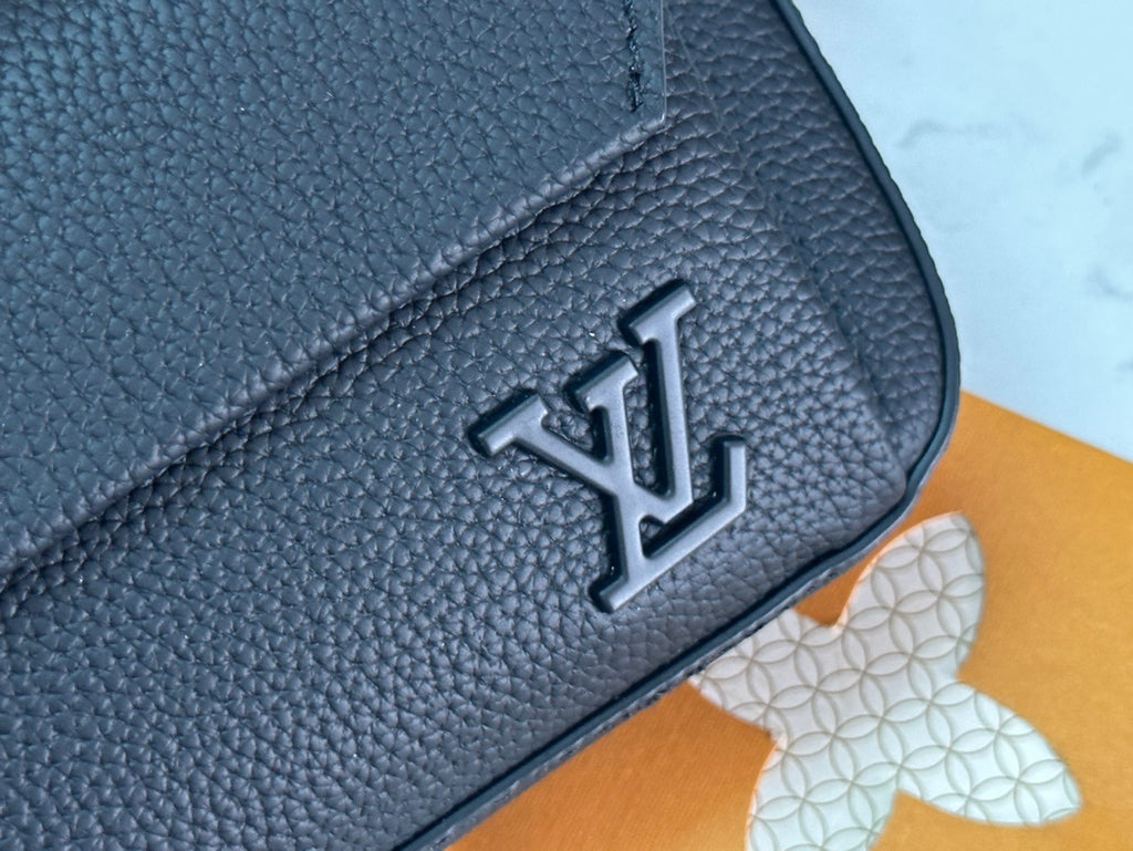 LV MESSENGER BAG