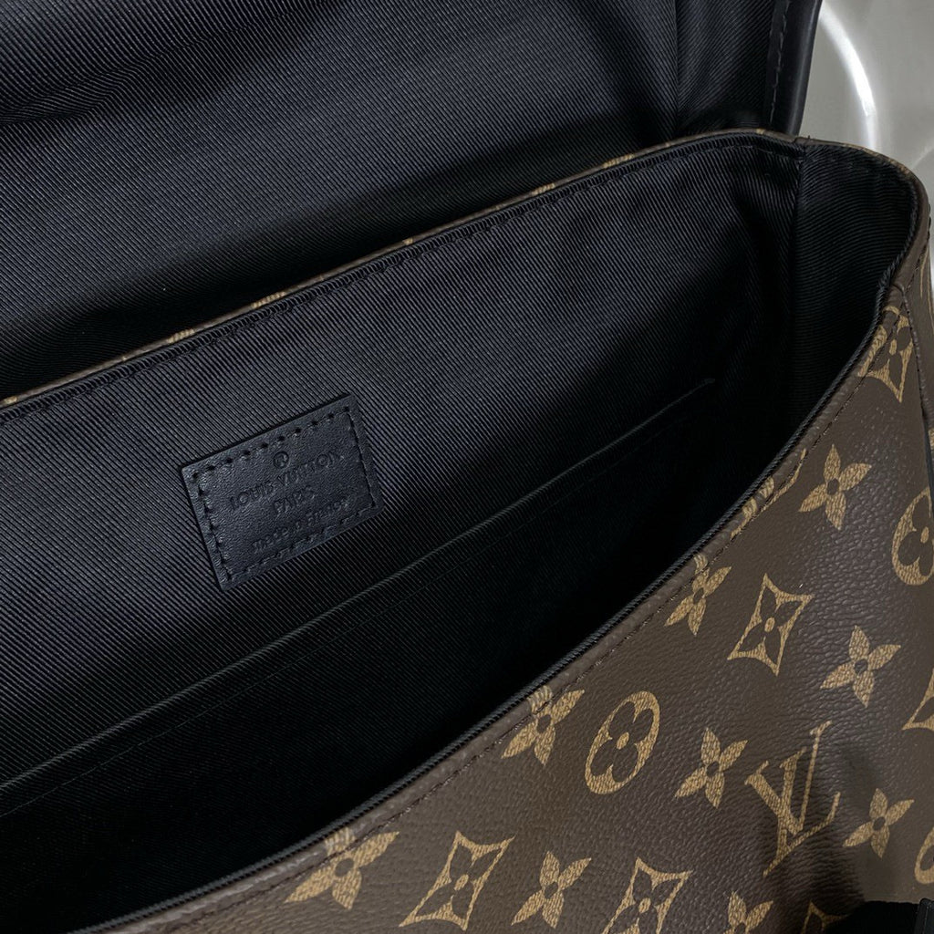 LV MESSENGER BAG