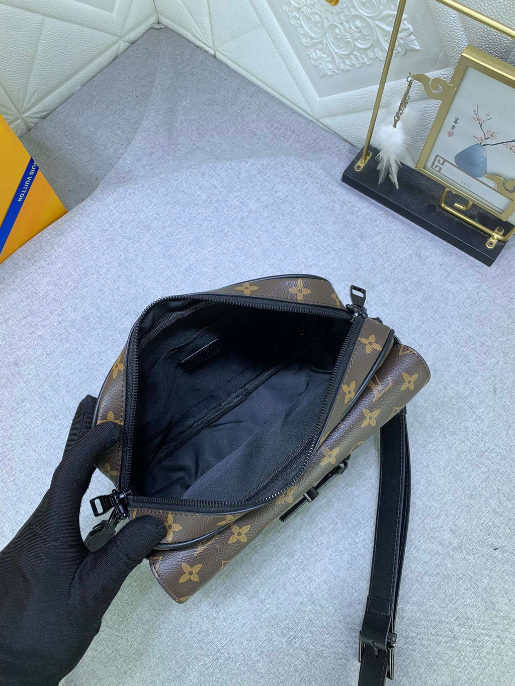 LV MESSENGER BAG