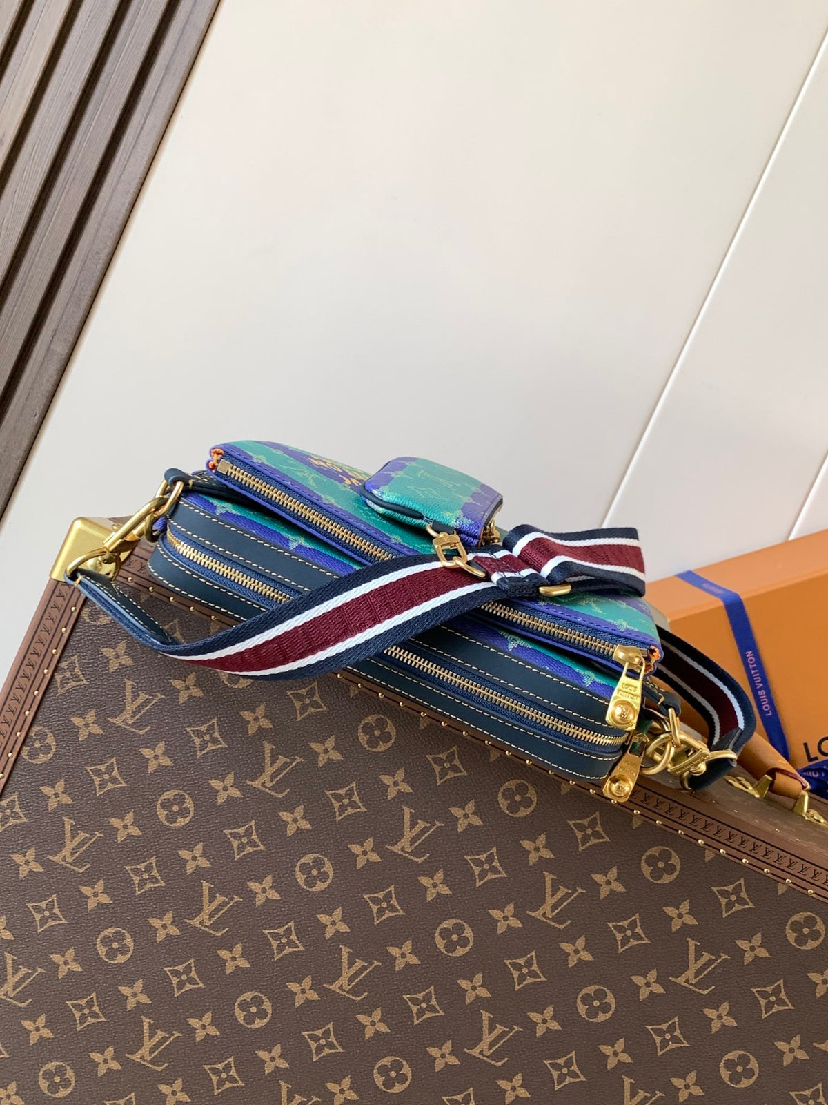 LV MESSENGER BAG