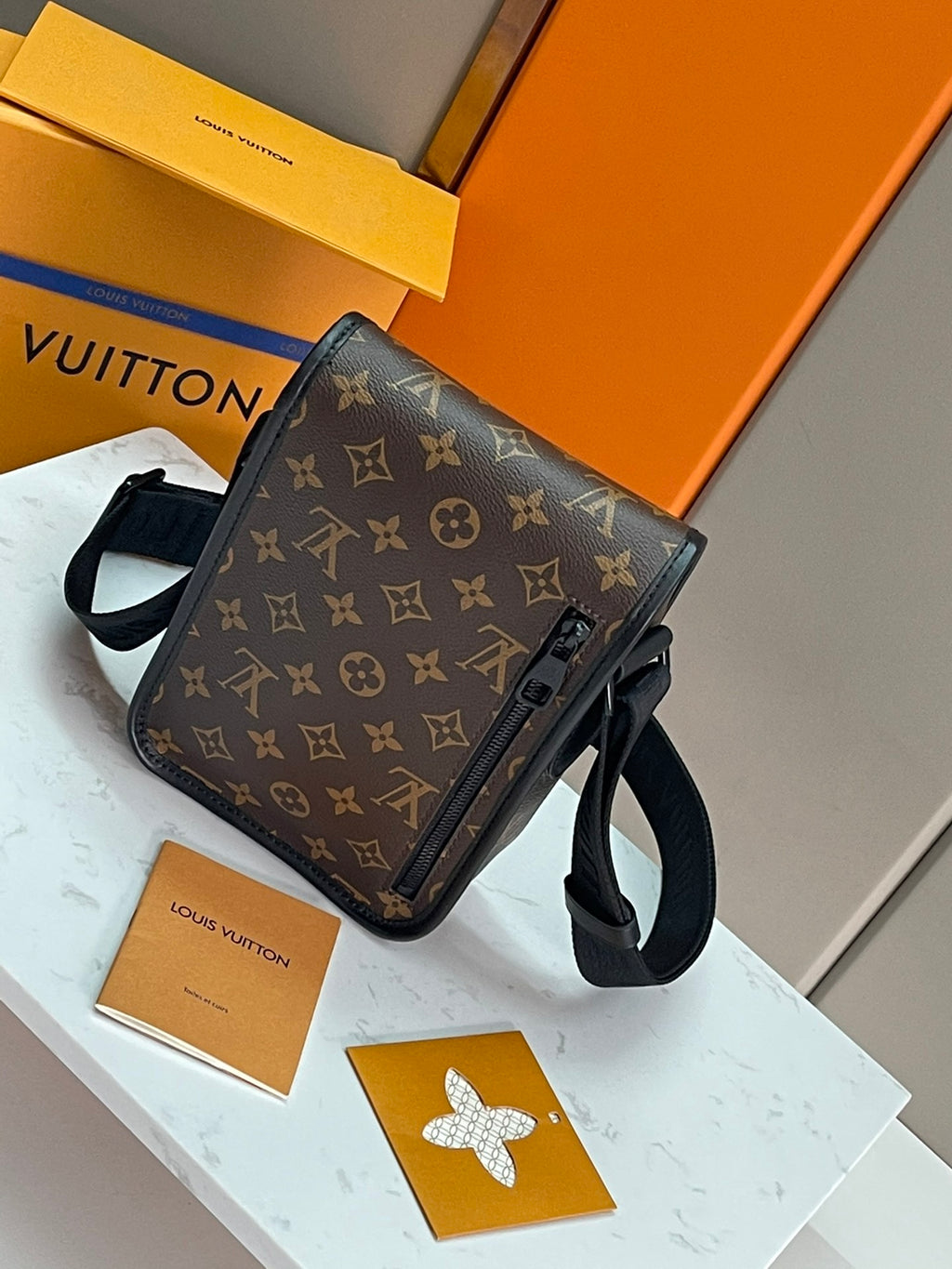 LV MESSENGER BAG