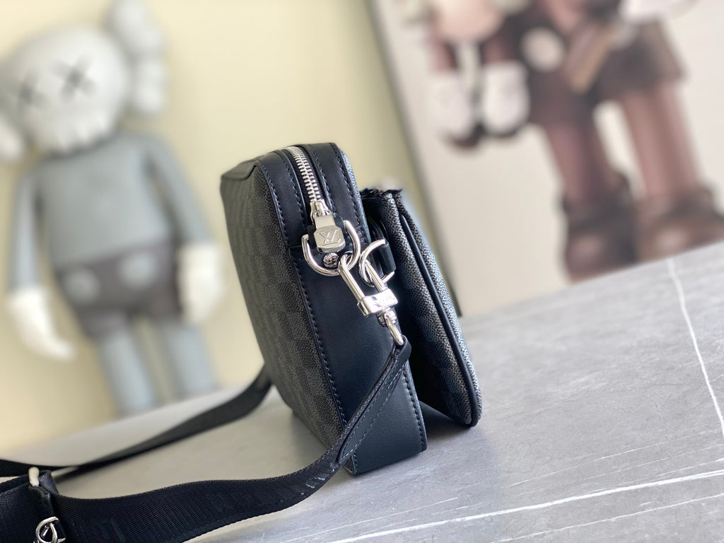 LV MESSENGER BAG