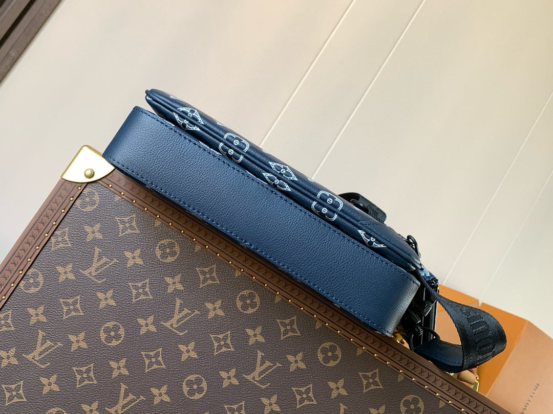 LV MESSENGER BAG