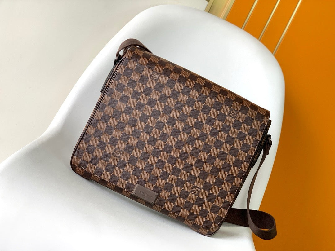 LV MESSENGER BAG