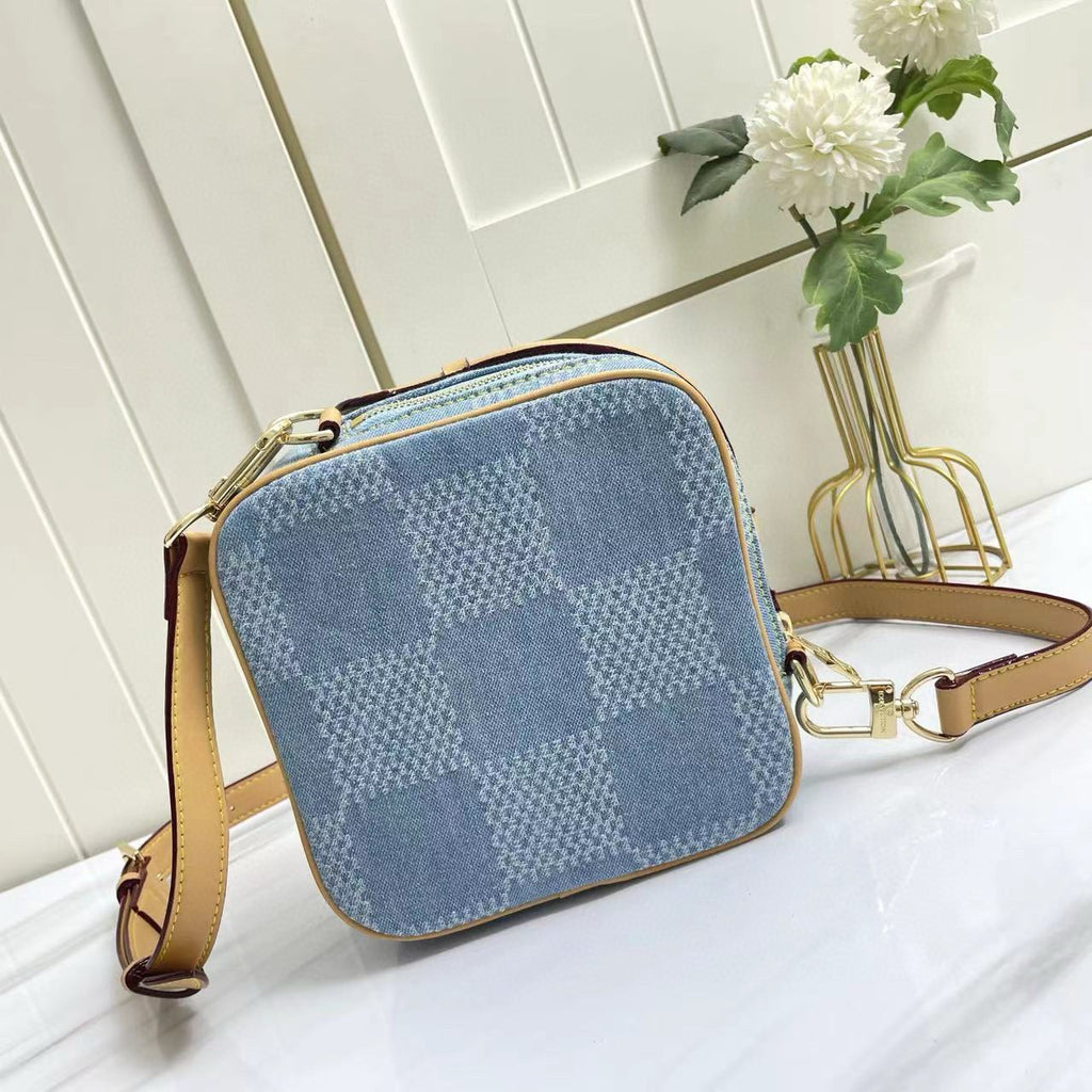 LV MESSENGER BAG