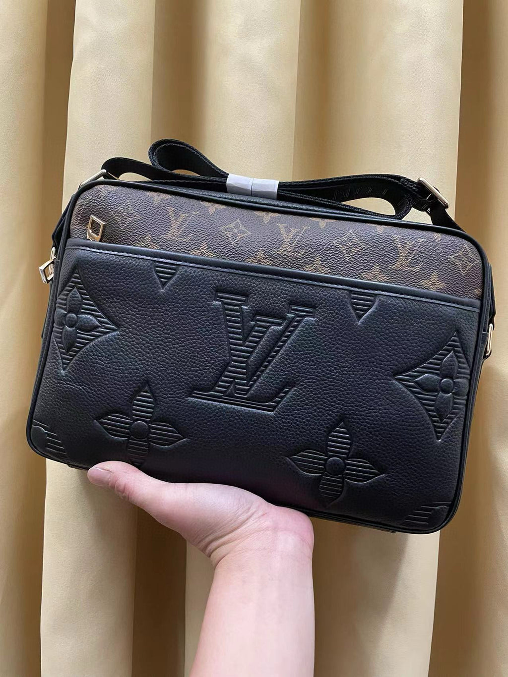 LV MESSENGER BAG