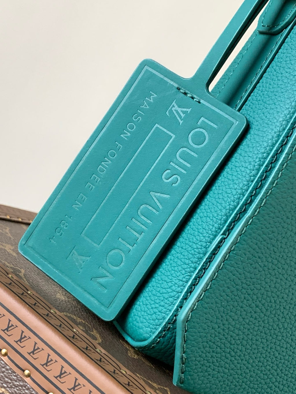 LV MESSENGER BAG