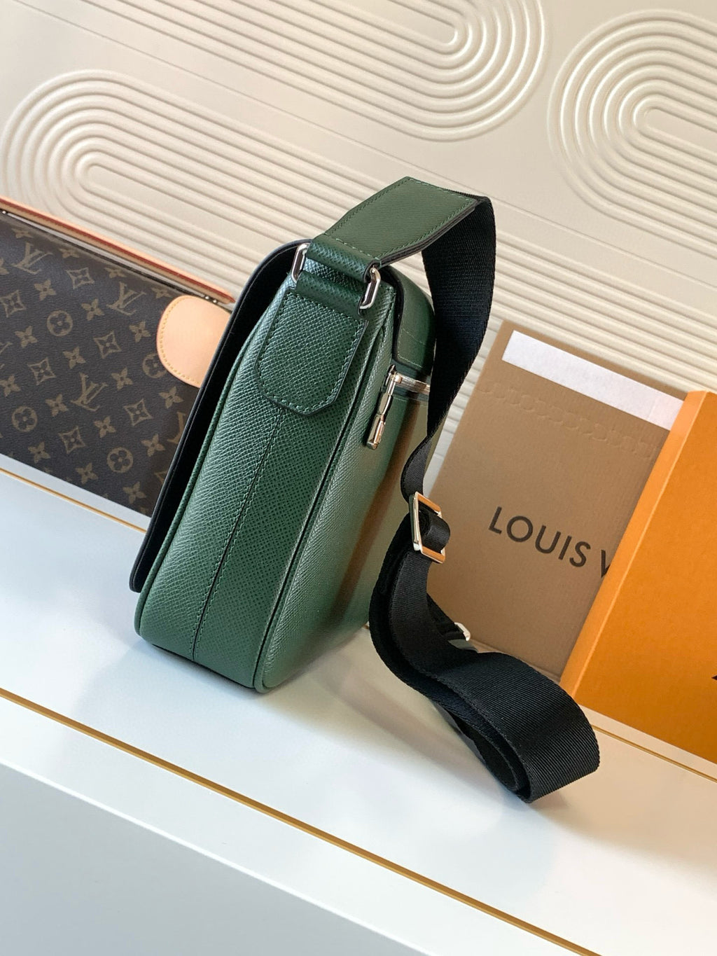 LV MESSENGER BAG