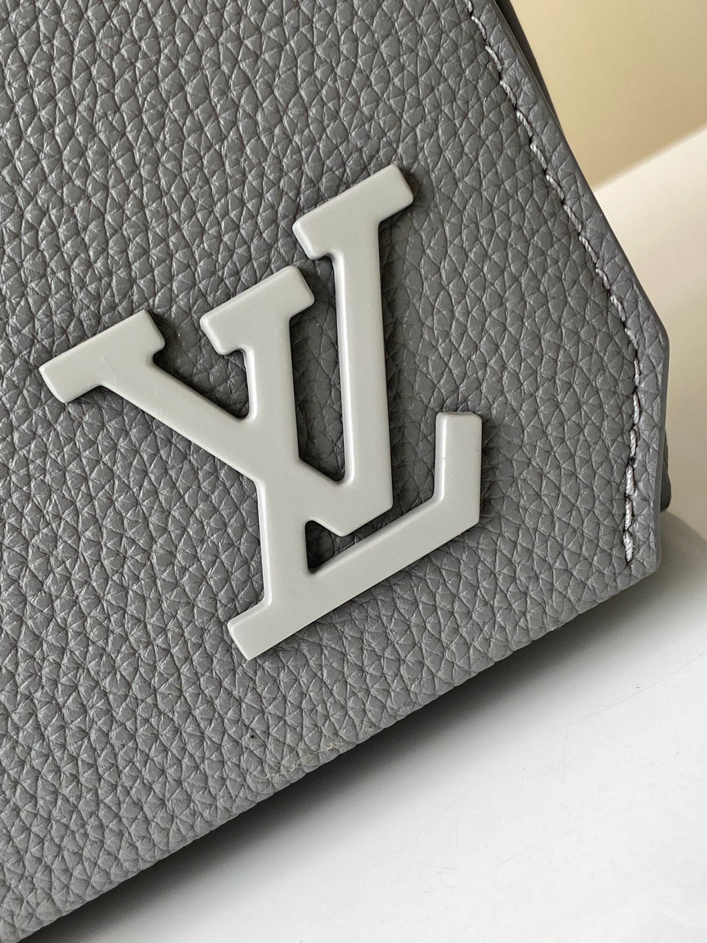 LV MESSENGER BAG