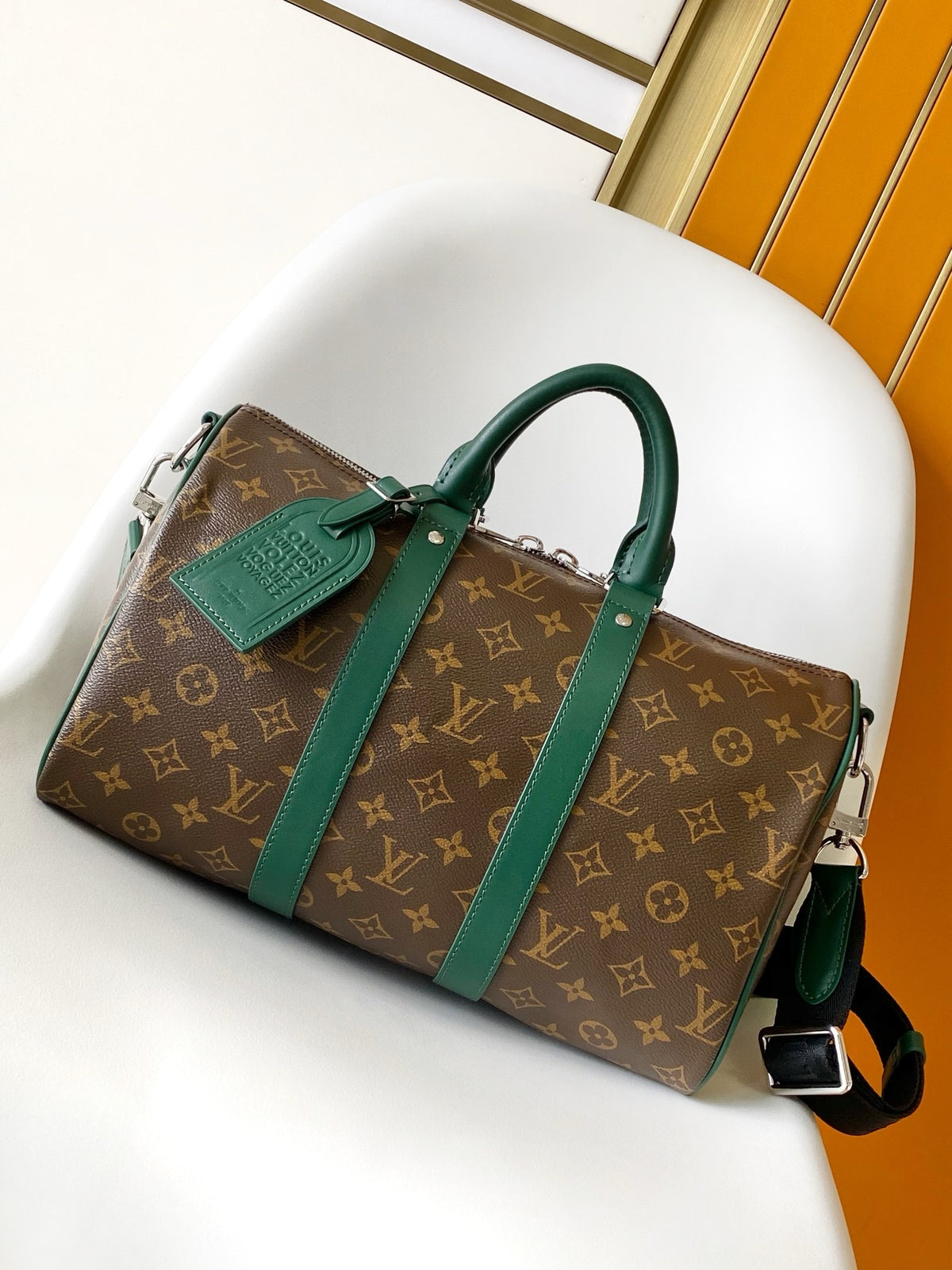 LV MESSENGER BAG