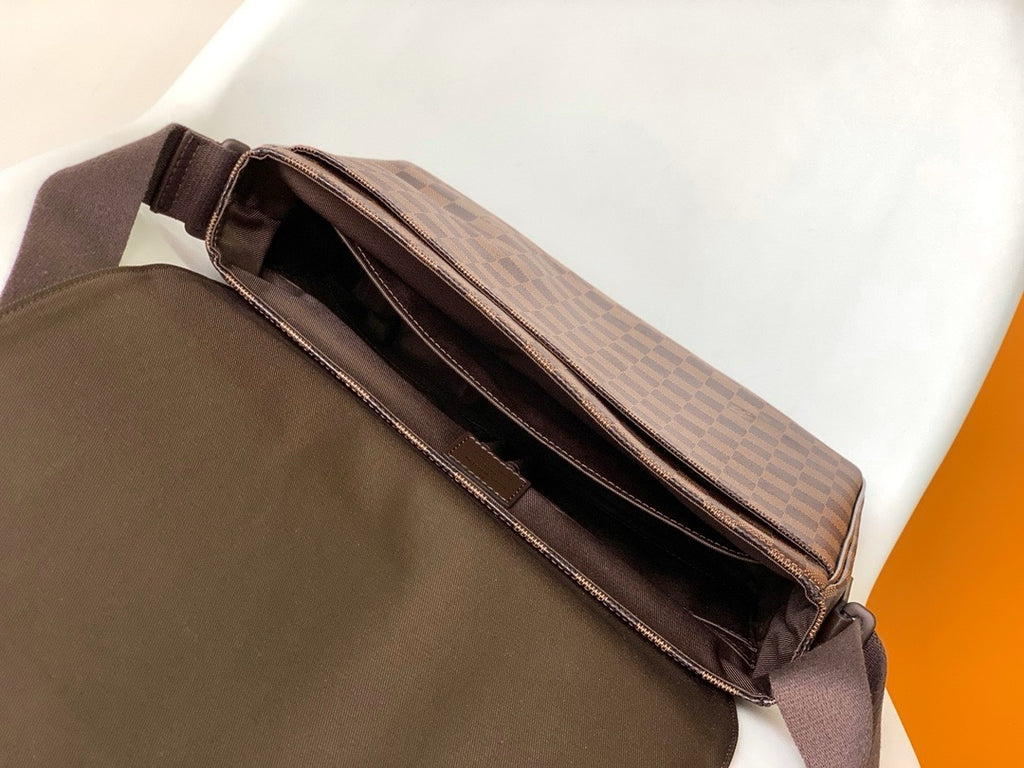 LV MESSENGER BAG
