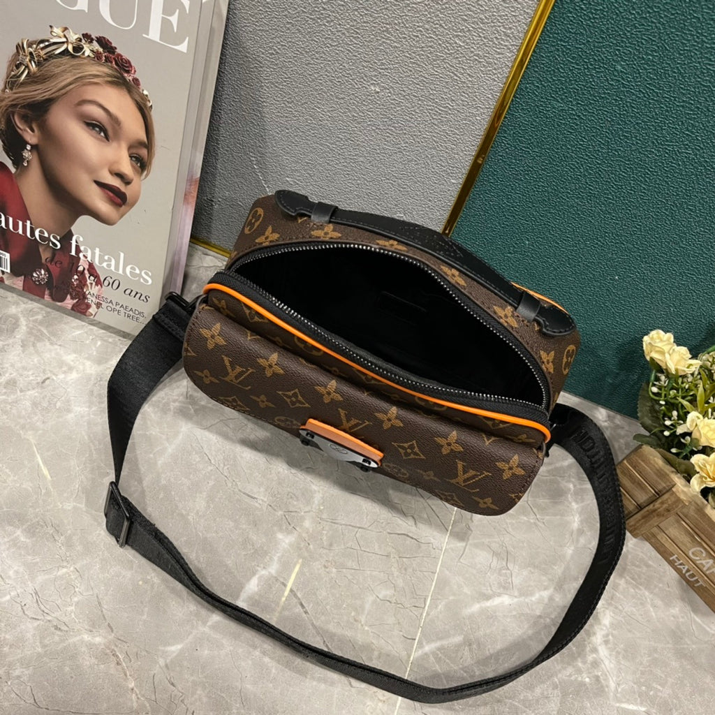 LV MESSENGER BAG