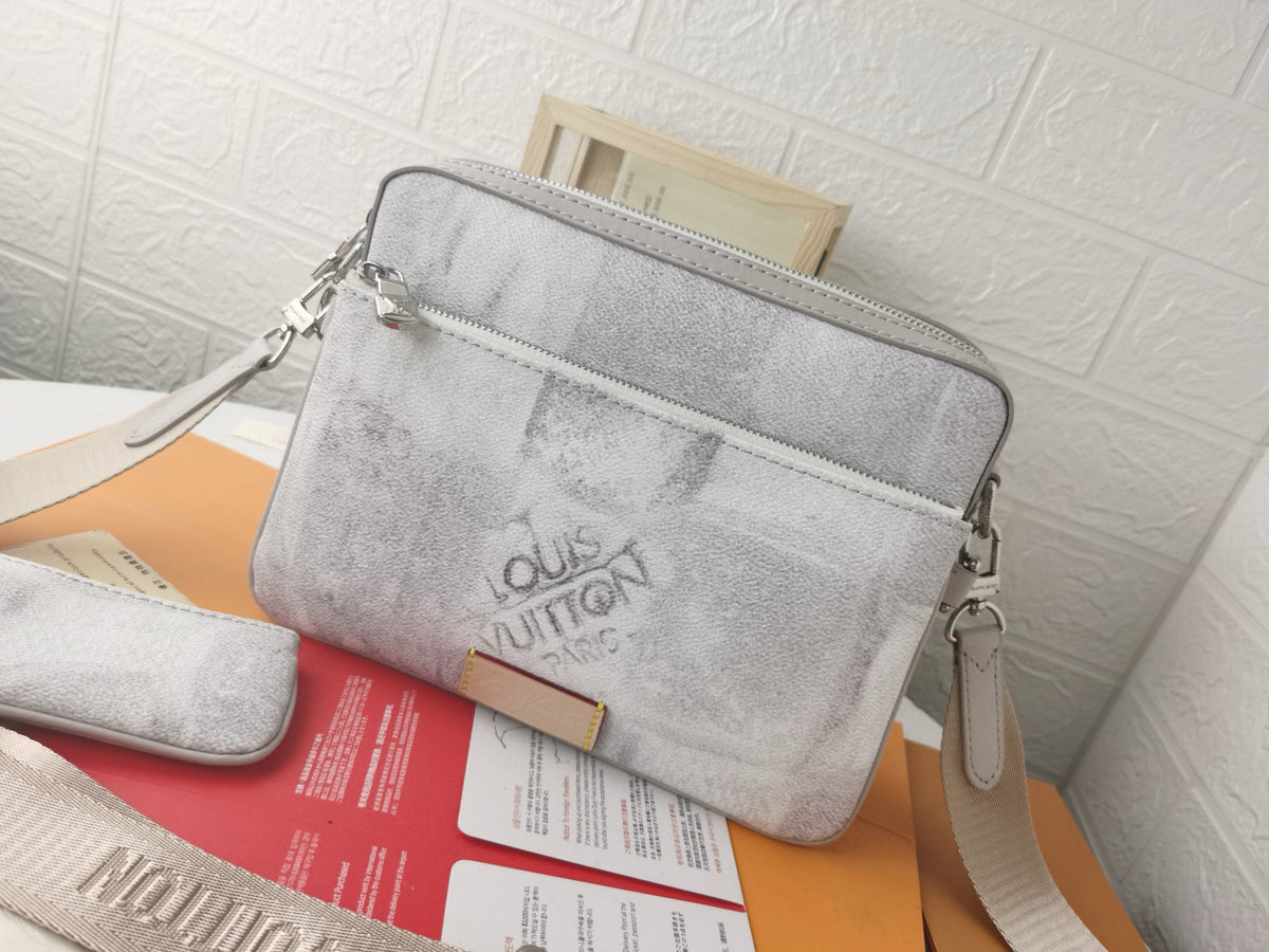 LV MESSENGER BAG
