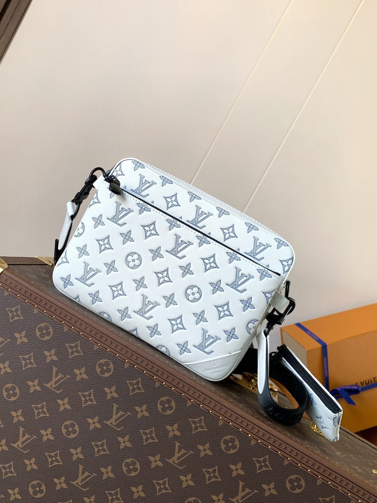 LV MESSENGER BAG
