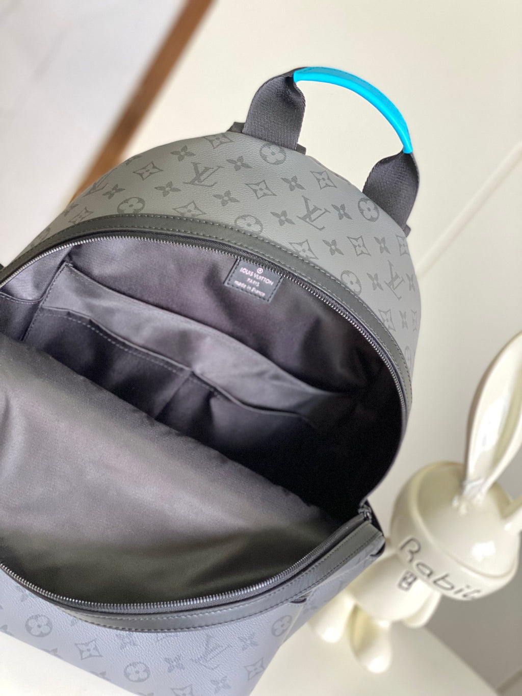 LV MESSENGER BAG