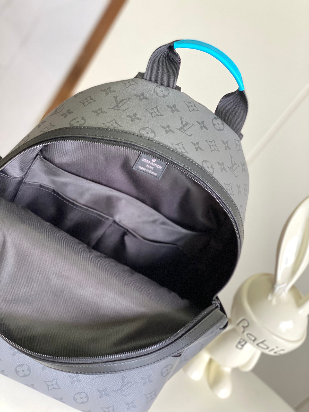 LV MESSENGER BAG