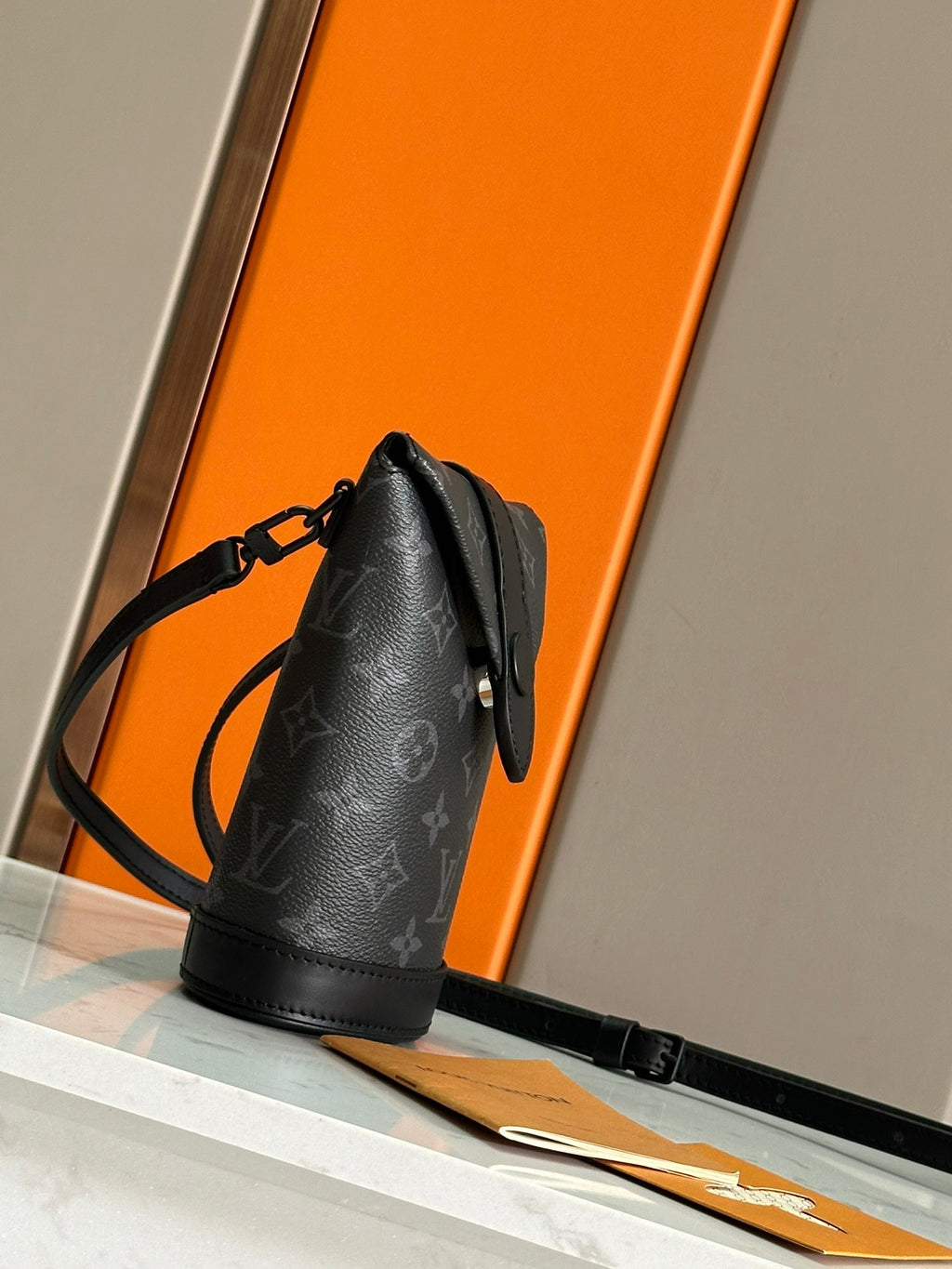 LV MESSENGER BAG