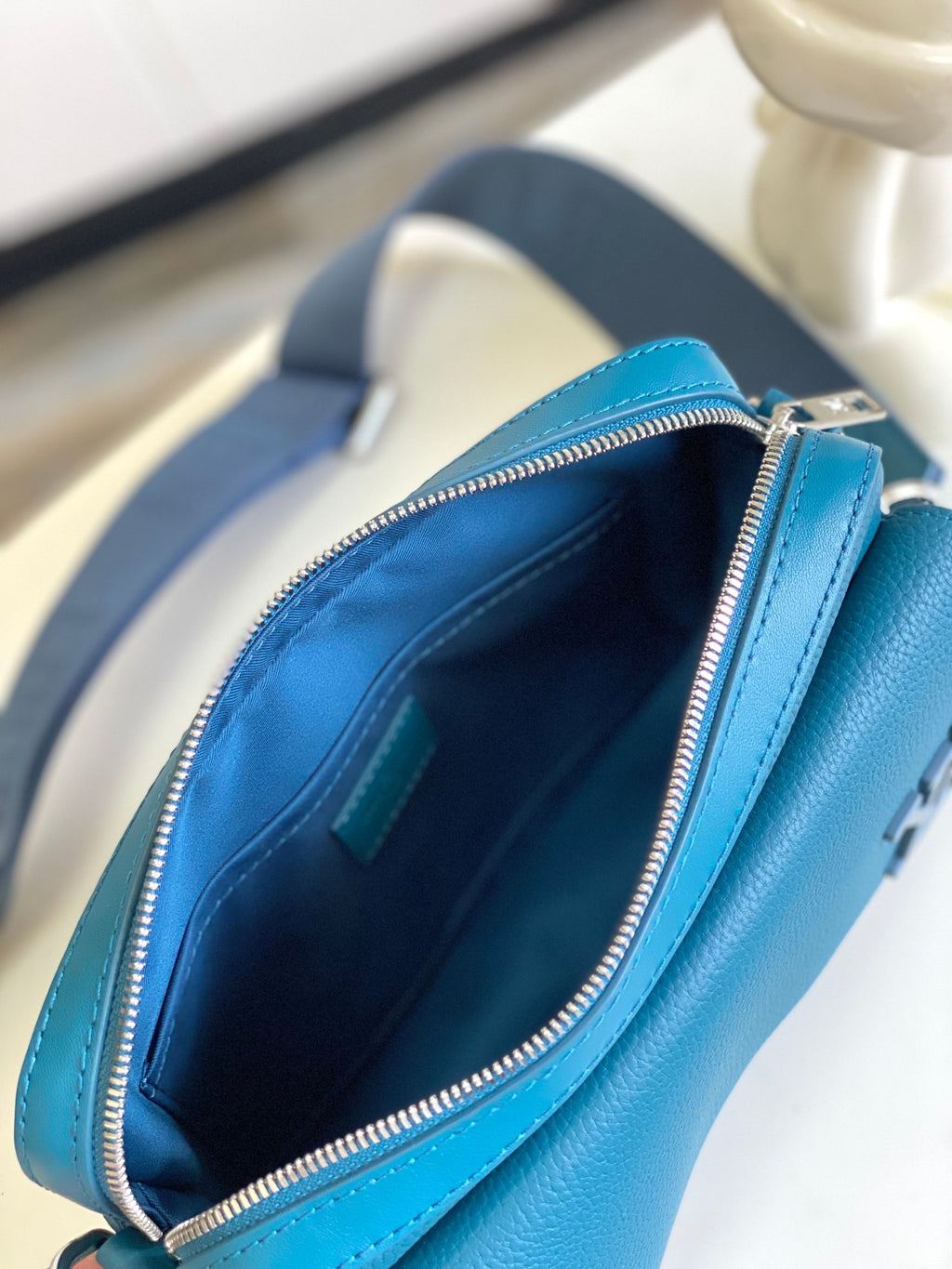 LV MESSENGER BAG