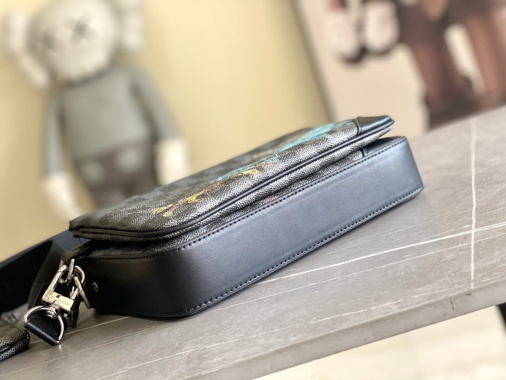 LV MESSENGER BAG