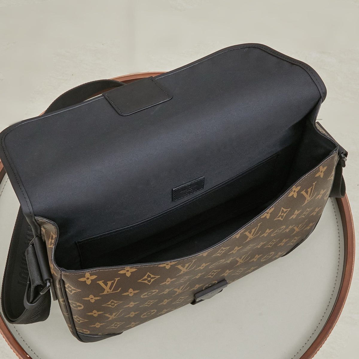 LV MESSENGER BAG